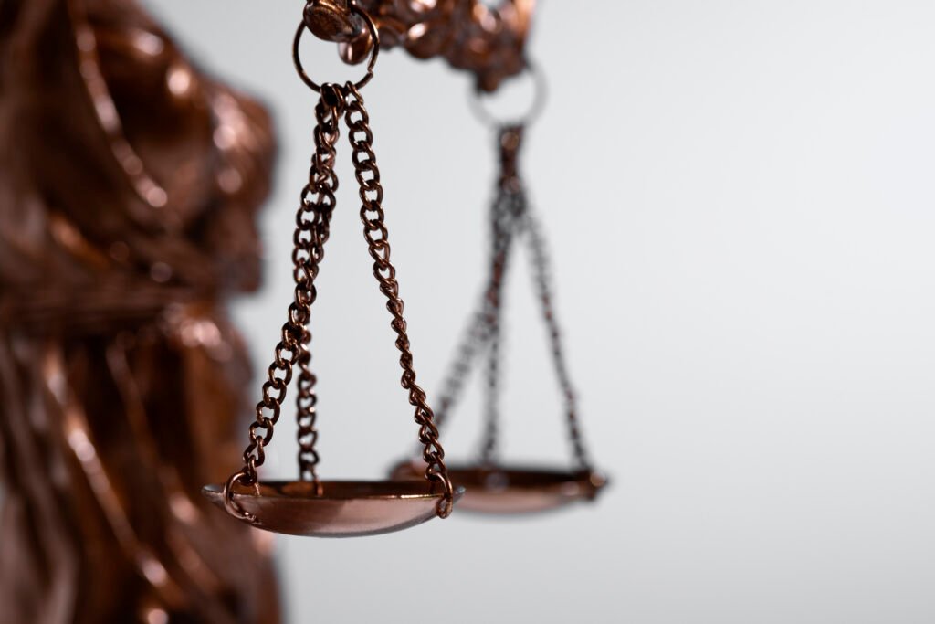 Balança da justiça sobre a mesa de trabalho do advogado, em Boa Vista/RR
